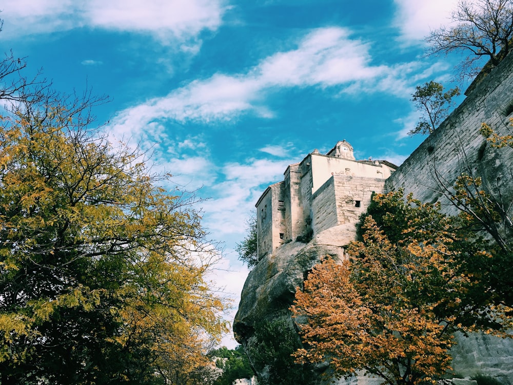 Foto von Grausteinschloss in der Nähe von Bäumen