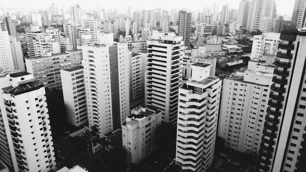 Luftansicht der Stadt in Graustufenfoto