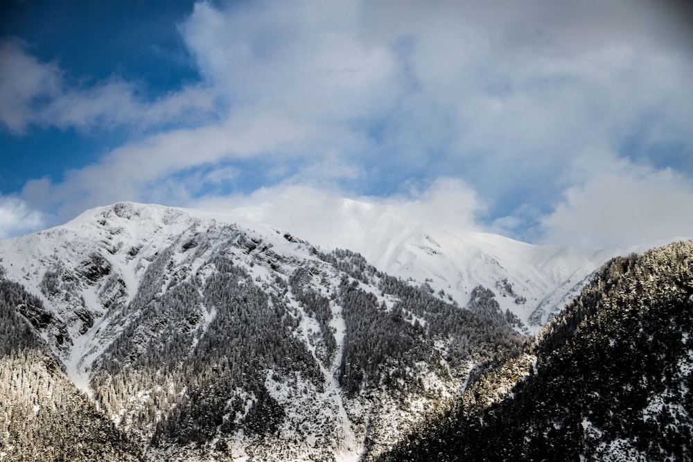 neve branca nas montanhas