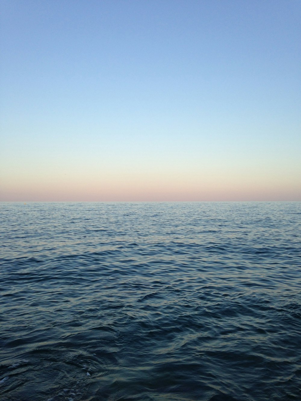 Ozean in der Nähe des blauen Himmels am Tag