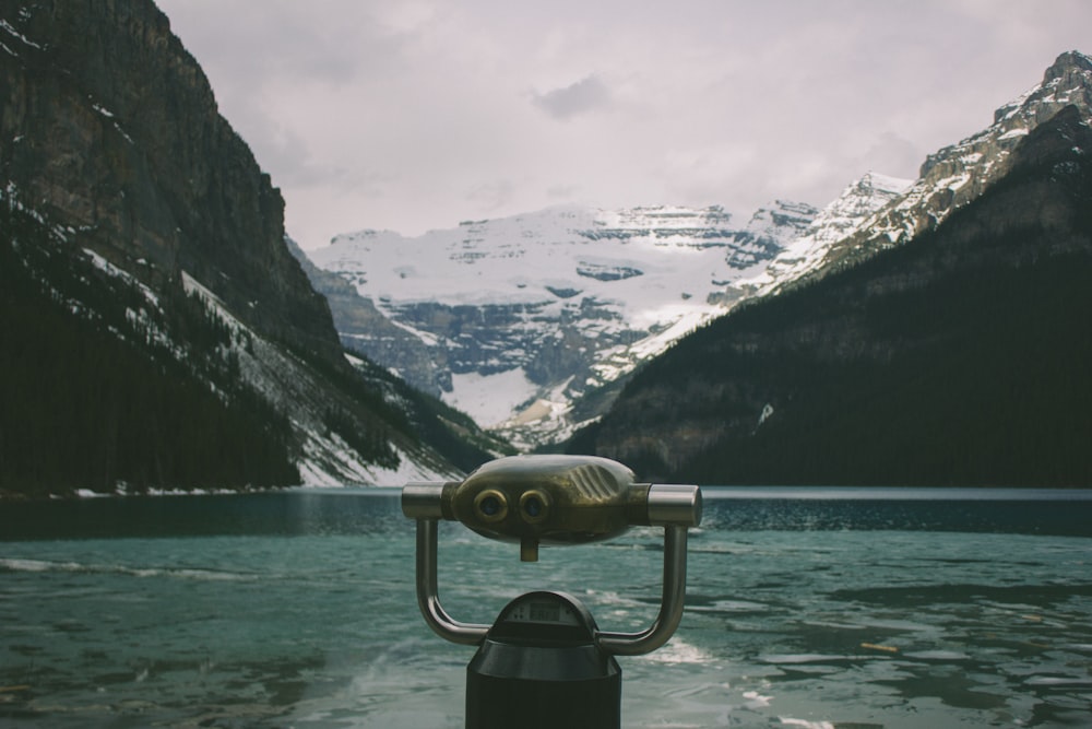 Télescope gris au-dessus du lac