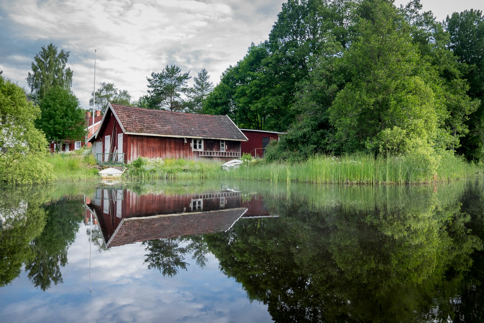 Panasonic Lumix DMC-GM1 + Panasonic Lumix G Vario HD 12-32mm F3.5-5.6 Mega OIS sample photo. Red barn photography