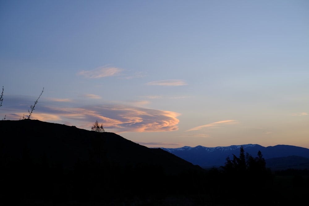 Silhouette Mountain durante l'ora d'oro