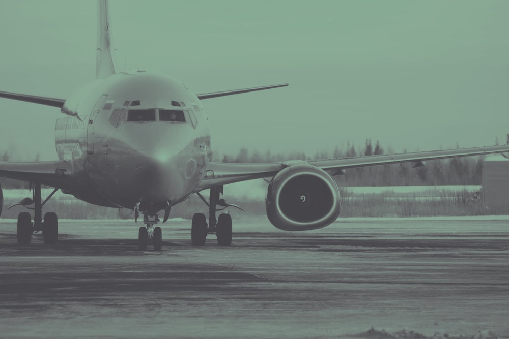 Graustufenfoto eines Verkehrsflugzeugs auf der Landebahn