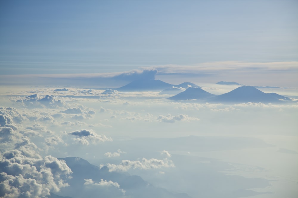 Luftaufnahme von Wolken und Bergen