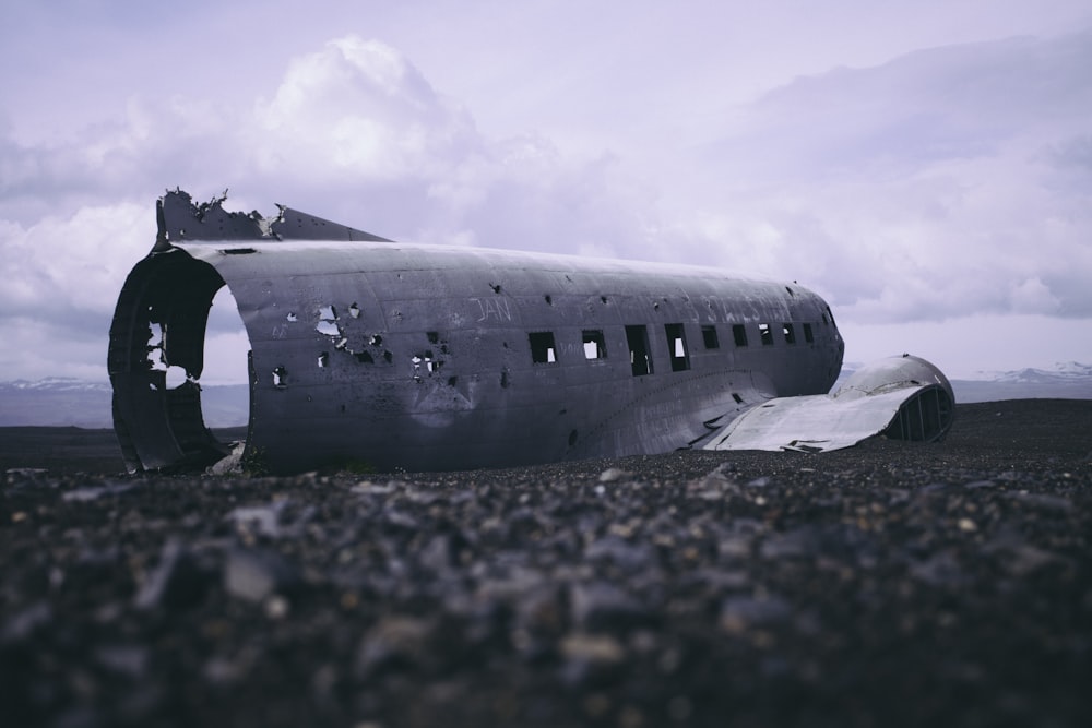 peça de avião acidentada