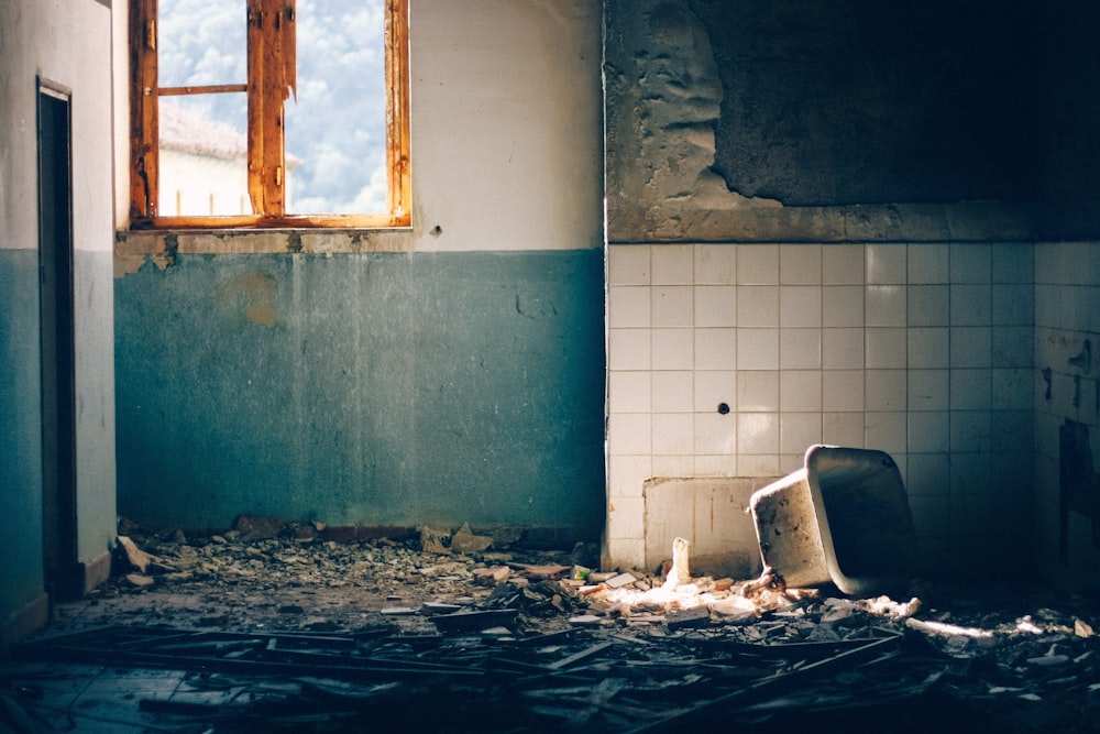 Ruiniertes Waschbecken im Haus tagsüber