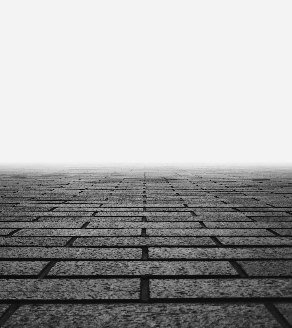 霧のある灰色のコンクリートの床の写真