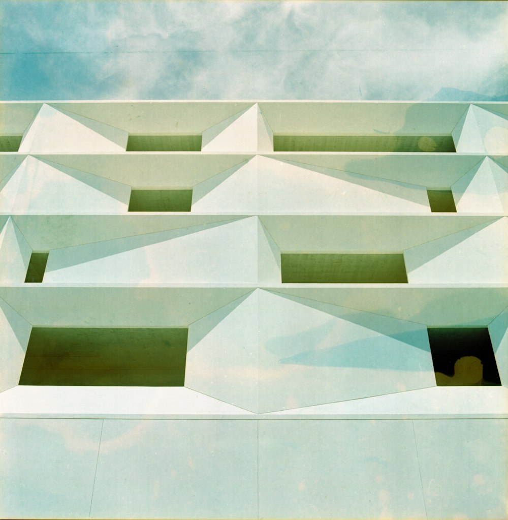 Blick aus der Wurmperspektive auf weißes und grünes Gebäude