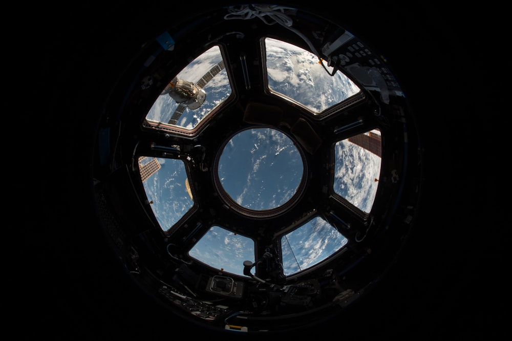 地球外のスペースシャトルの眺め