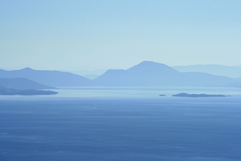 Eau calme à côté des montagnes pendant la journée