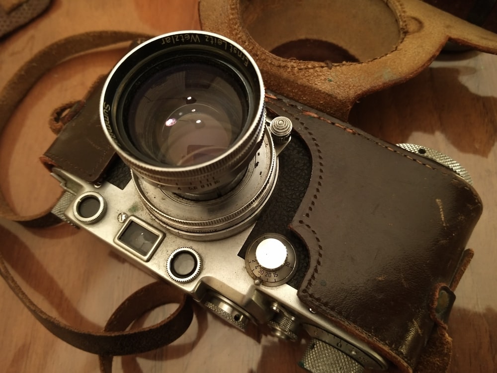 fotocamera DSLR grigia