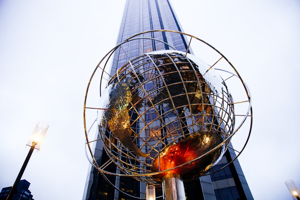 fotografia dal basso della statua del globo