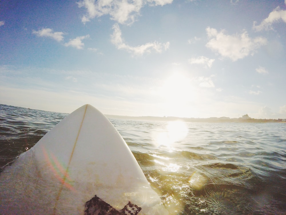 Persona montando una tabla de surf