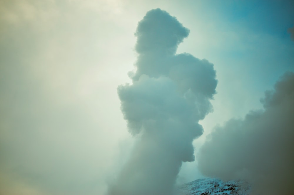 nuages blancs sur la montagne pendant la journée