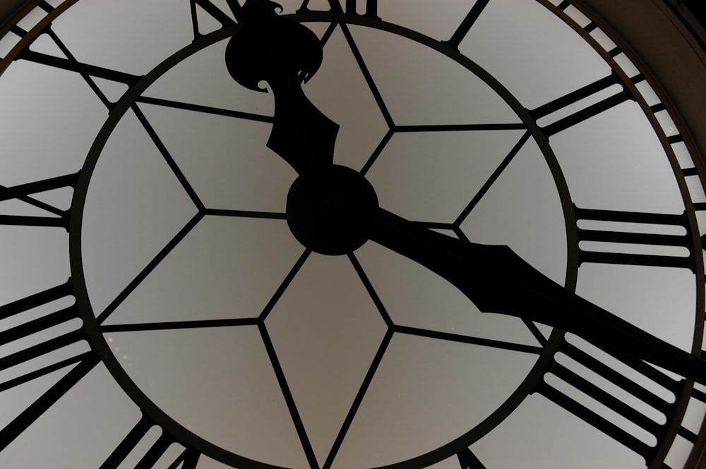 Fotografía de primer plano del reloj blanco y negro