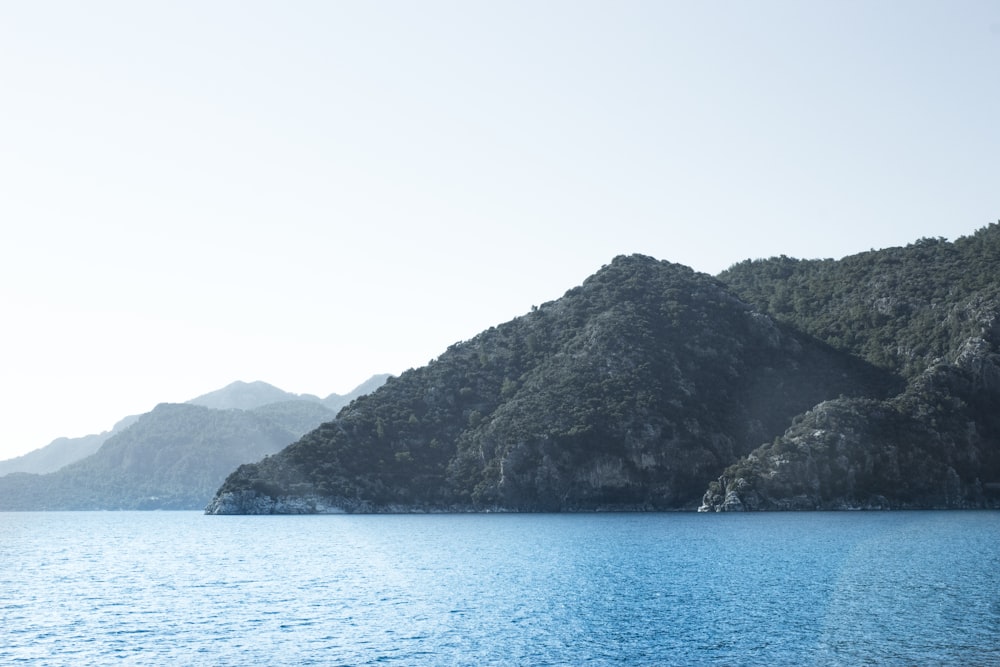 fotografia di montagna nera di fronte all'oceano