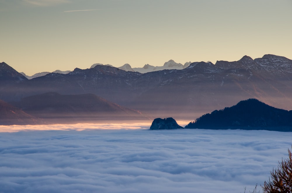 foto de montanhas cheias de neve