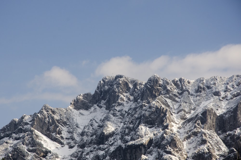 Montanha branca e cinza