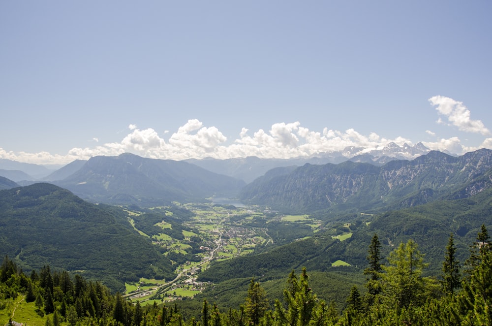 Landschaftsfoto der Stadt umgeben von Wald und Bergen