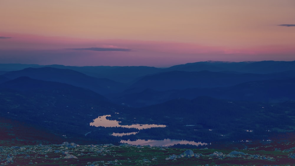 specchio d'acqua circondato da terra foto