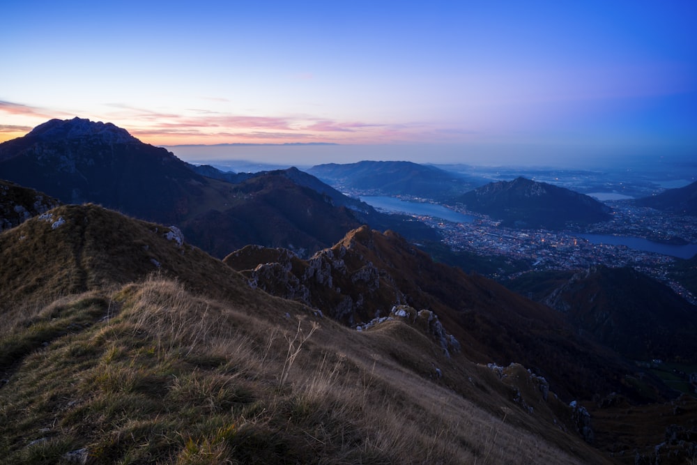 Fotografía aérea de montaña durante el día