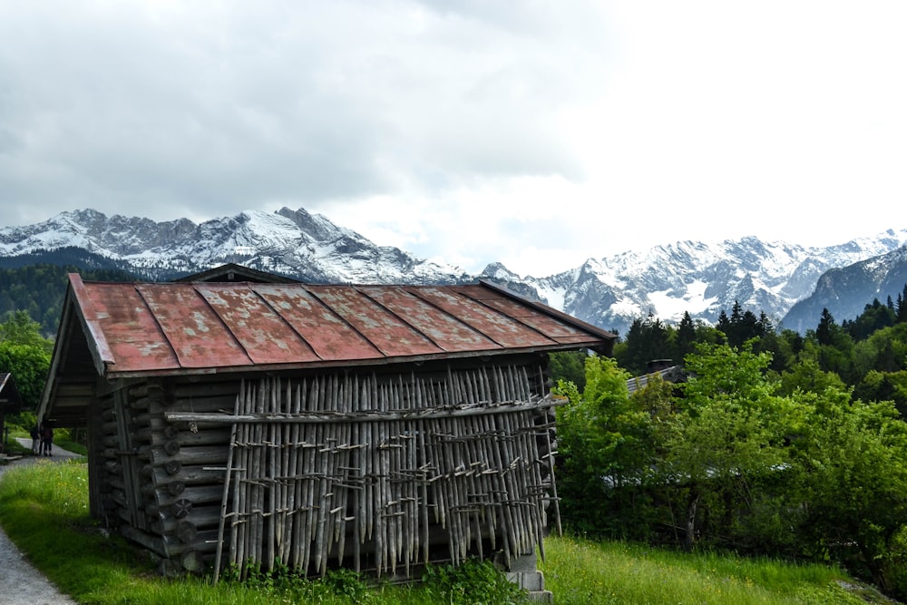 casa de bambu marrom