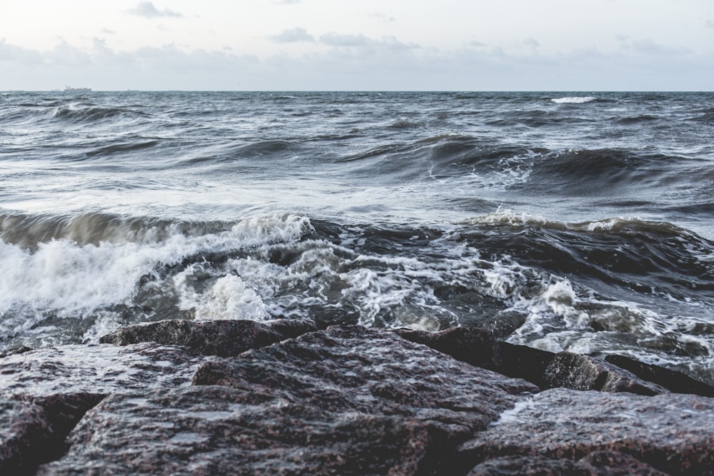 waves of ocean during daytime