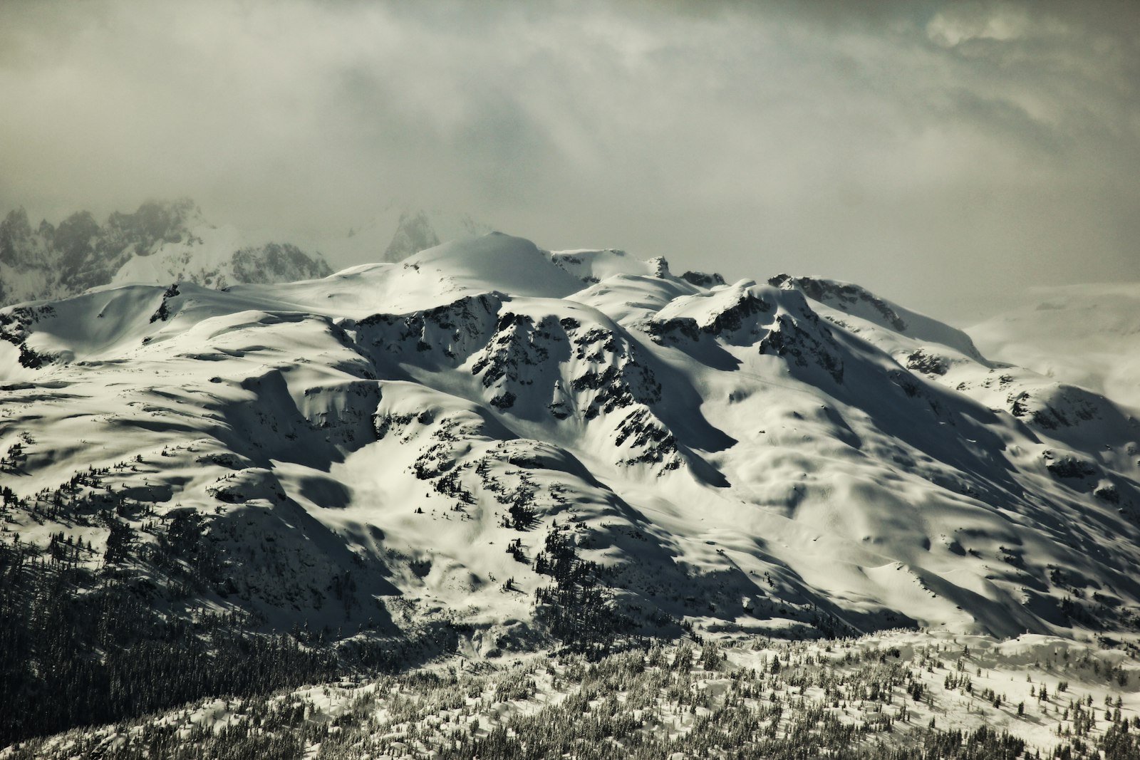 Canon EOS 550D (EOS Rebel T2i / EOS Kiss X4) sample photo. Mountain peak during daytime photography