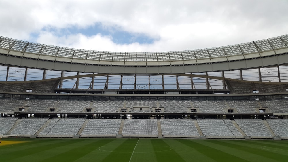 曇り空の下のサッカースタジアム