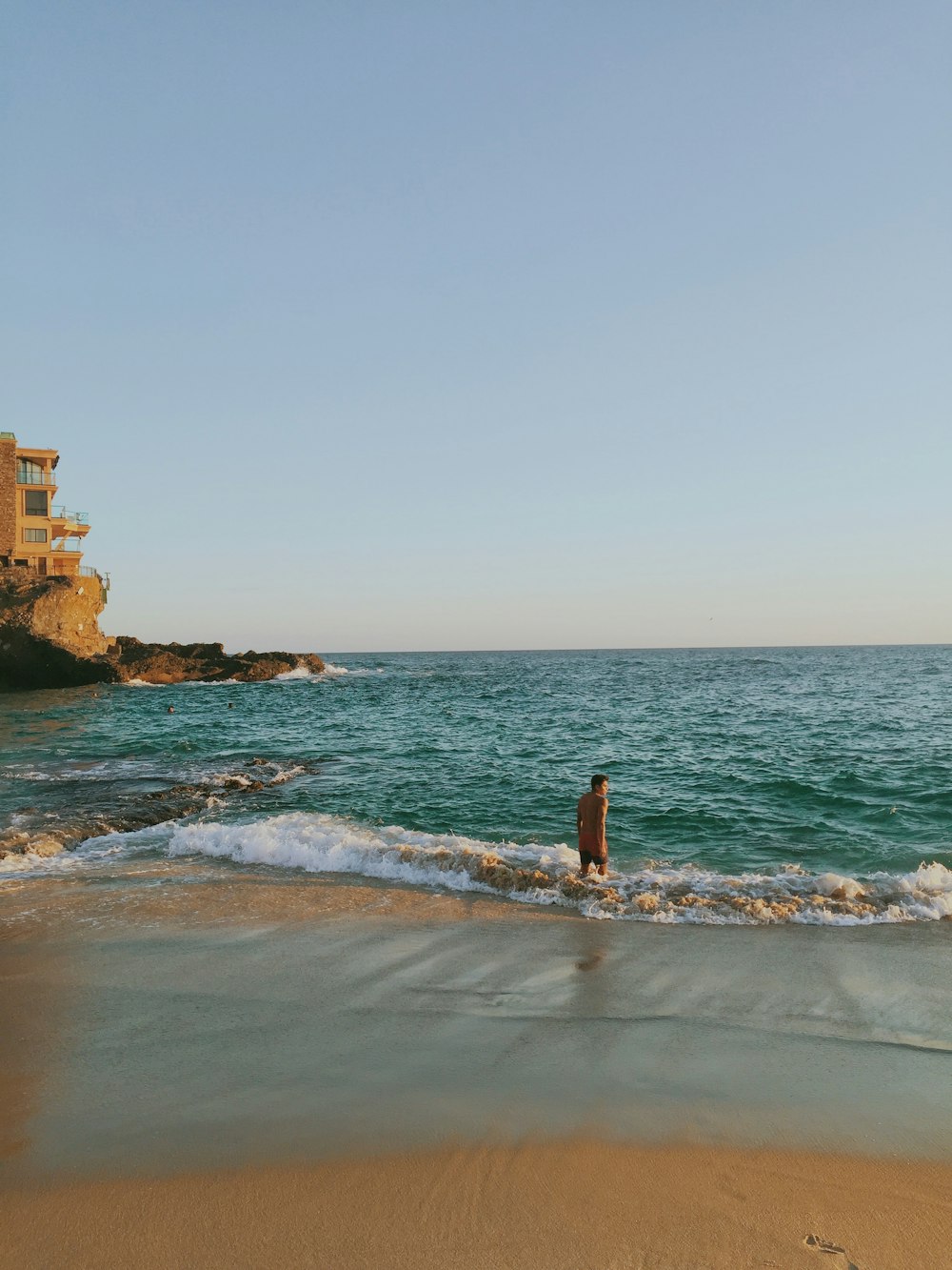 hombre de pie en la orilla del mar durante el día