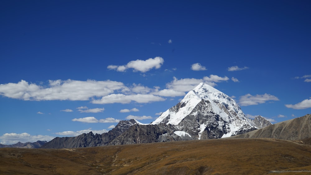 montanha coberta de neve sob o céu azul claro