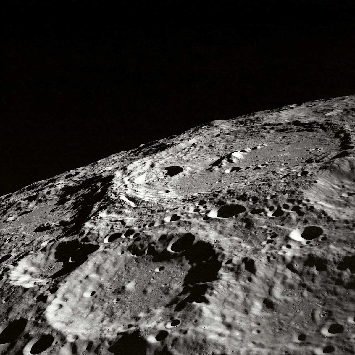 Surface lunaire cratérisée vue de près