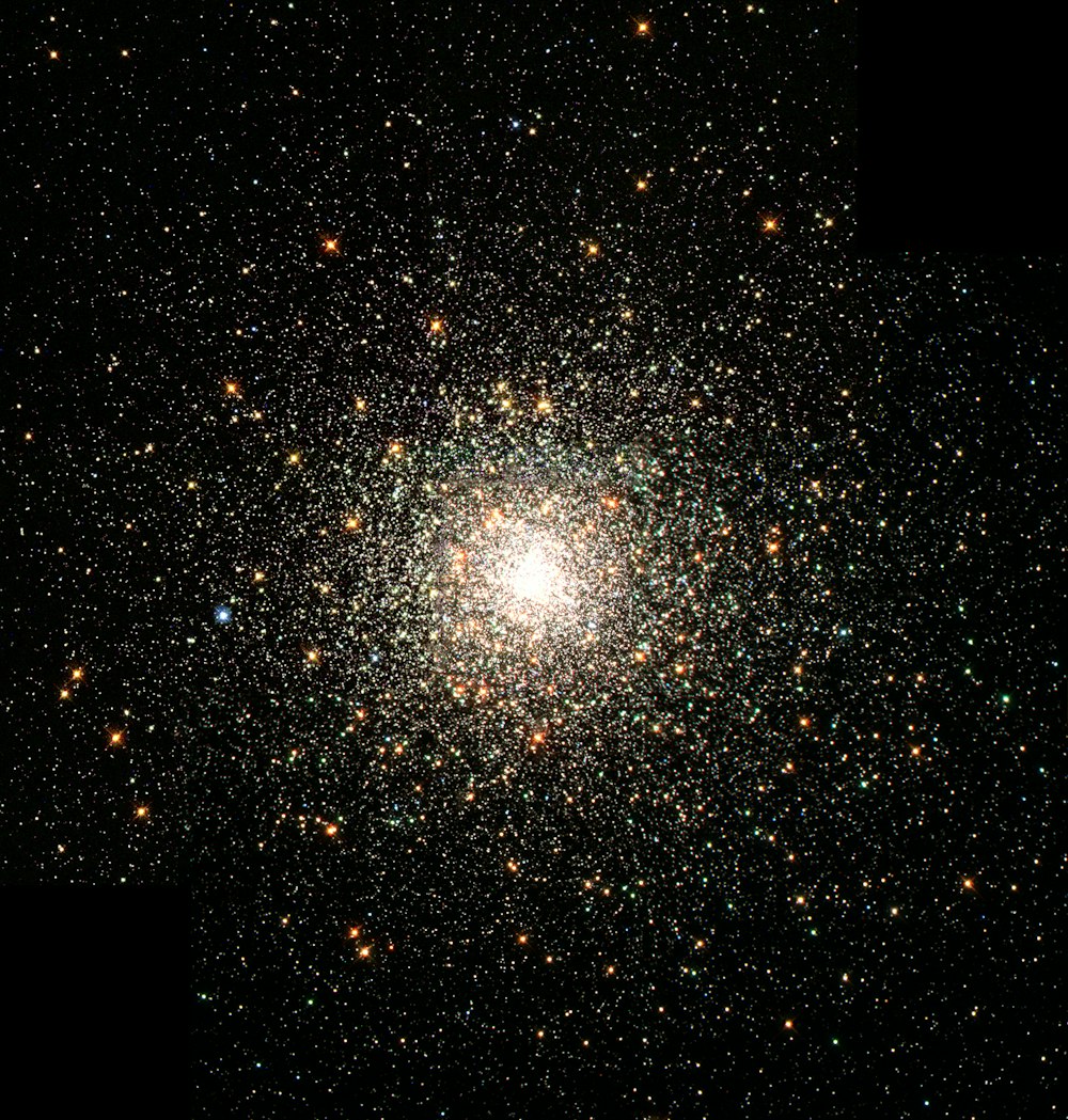 Una foto ravvicinata del centro luminoso di un ammasso stellare.