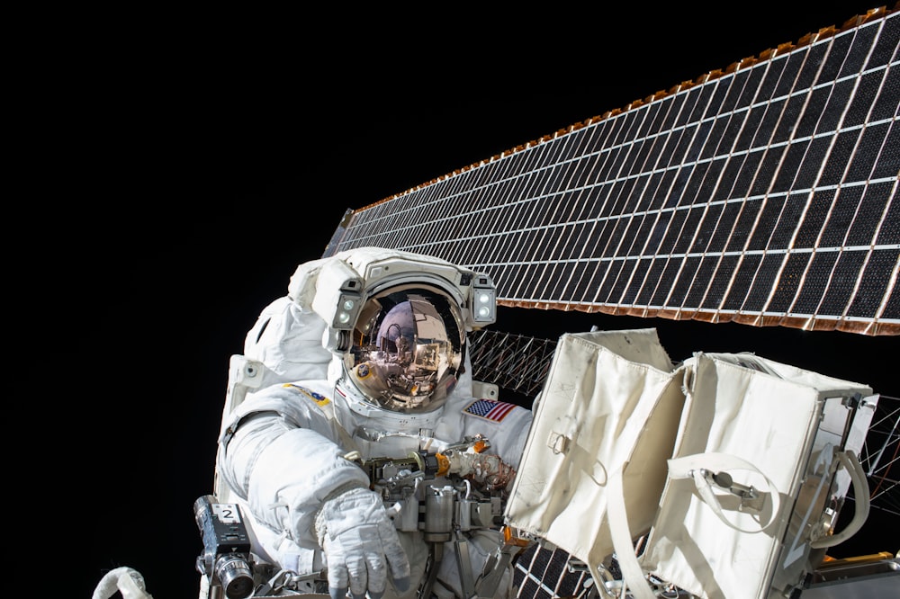 fotografía de un astronauta junto al satélite
