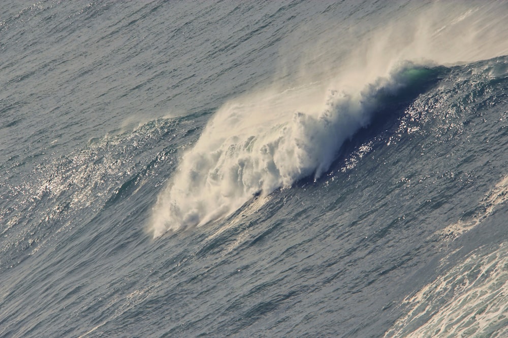 ocean waves crashing on shore during daytime