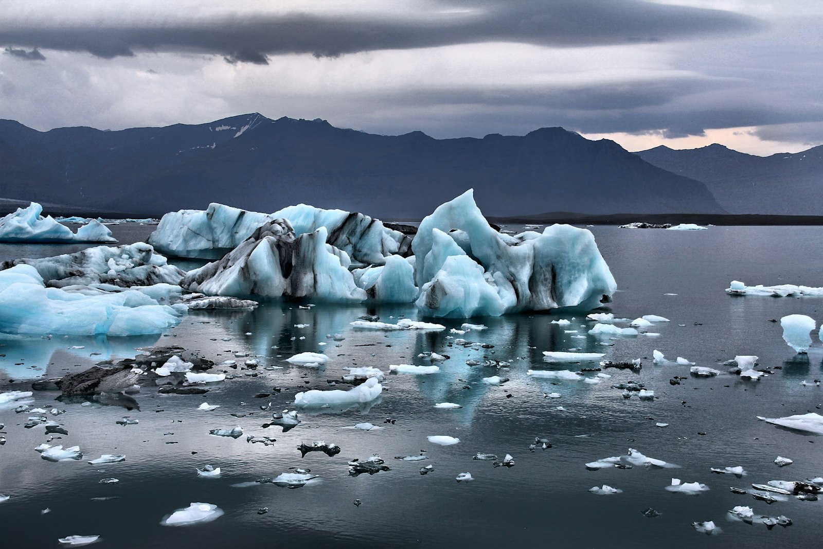 Canon EF-S 18-135mm F3.5-5.6 IS sample photo. Iceberg on body of photography