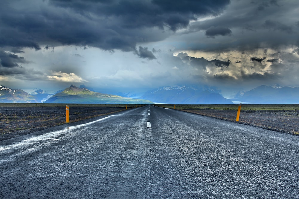 Carretera gris bajo el cielo azul durante el día