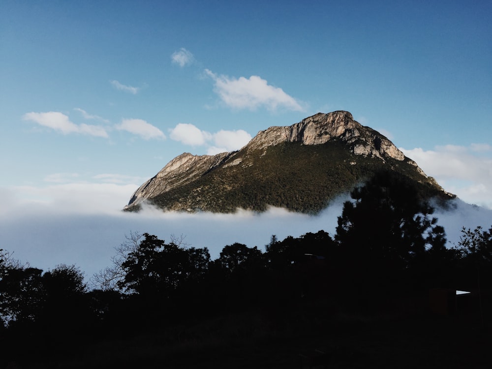 Vista superior da montanha coberta por nuvens