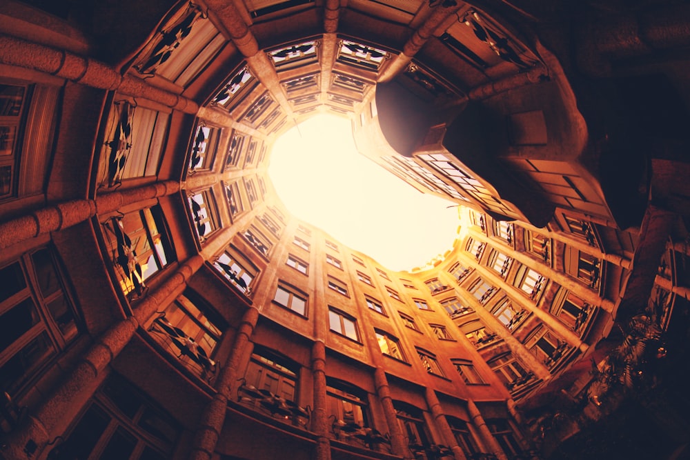 Fotografía de ángulo bajo de un edificio