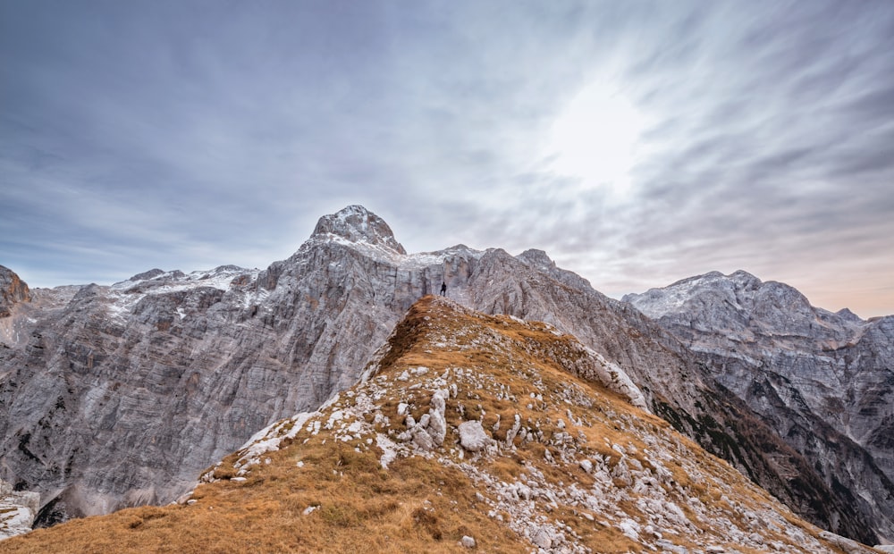 Landschaftsfotografie von grauen und braunen Bergen