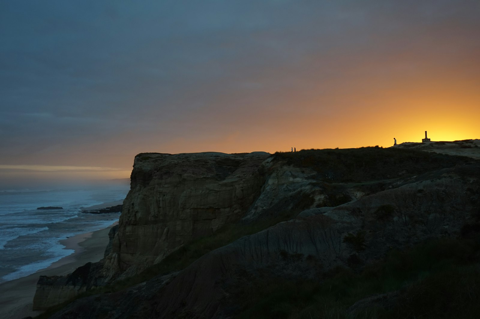 Sony Alpha a5000 (ILCE 5000) + Sony E 16-50mm F3.5-5.6 PZ OSS sample photo. Rock formation seashore photography