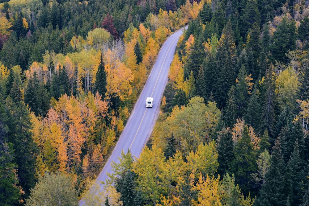 Vista aérea do veículo que viaja na estrada