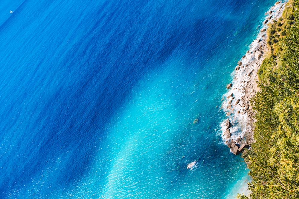 Fotografía aérea de un cuerpo de agua