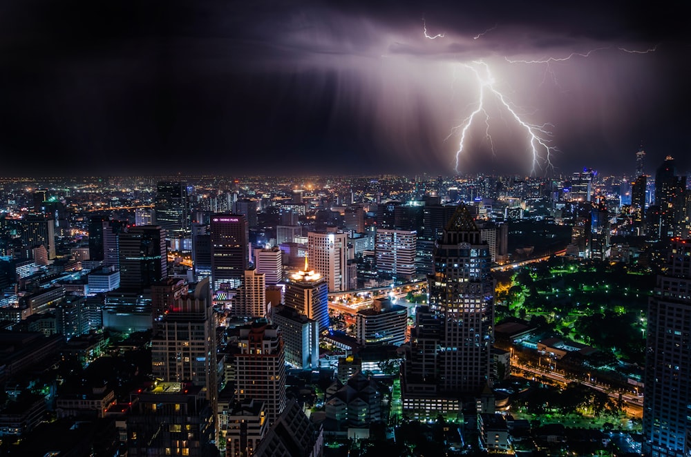 Vista aérea de edifícios da cidade com queda de raio