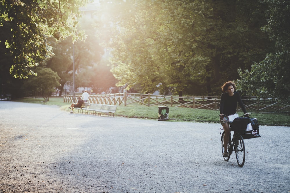 Frau fährt tagsüber Fahrrad im Park