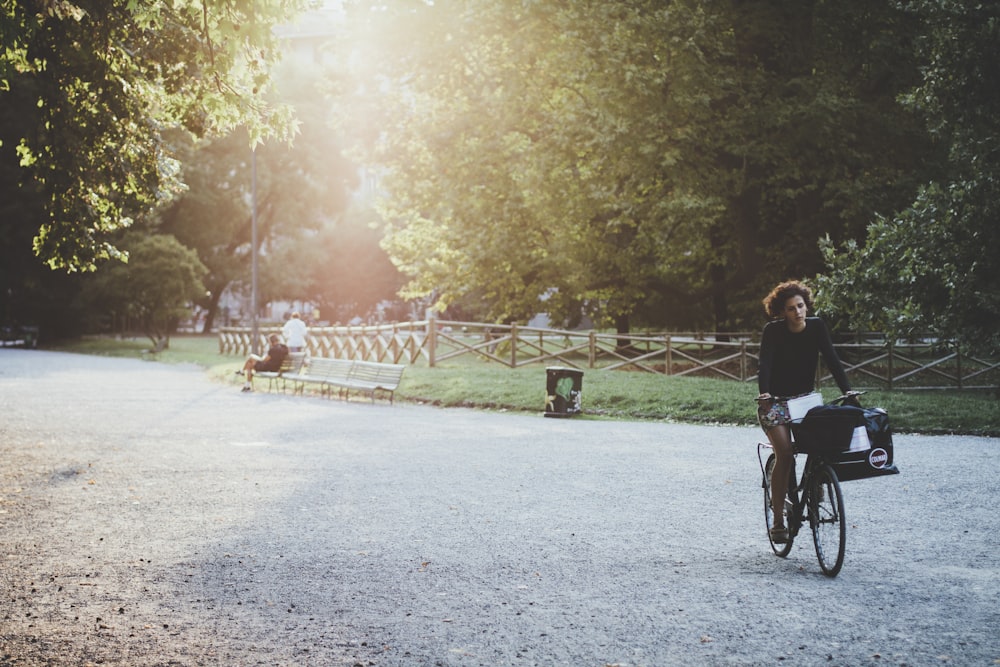 昼間に公園で自転車に乗る女性