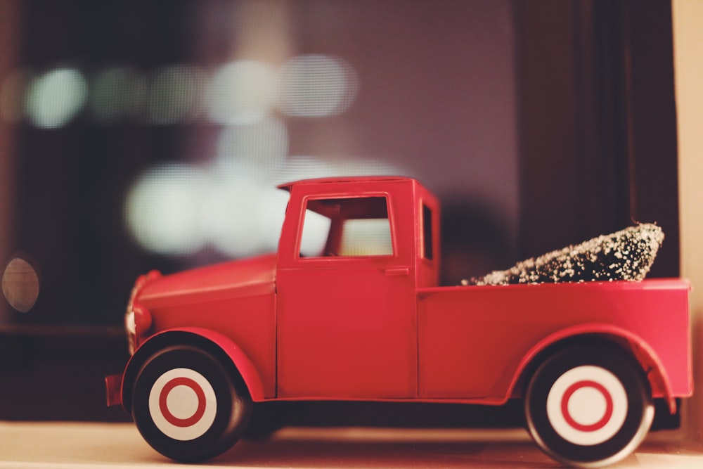 白い表面に赤いおもちゃの車