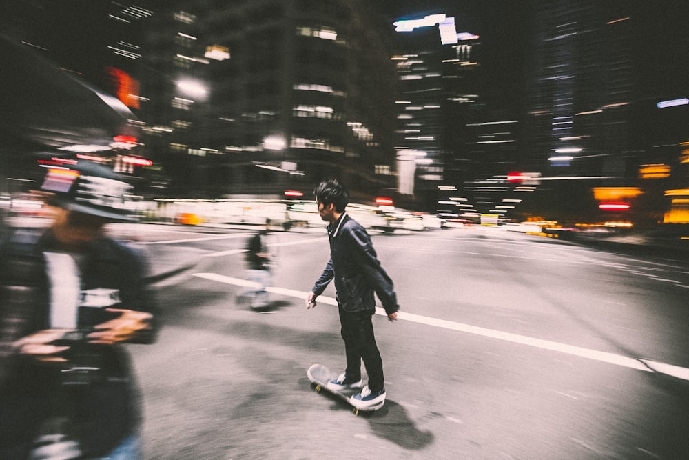 homem andando de skate na rua