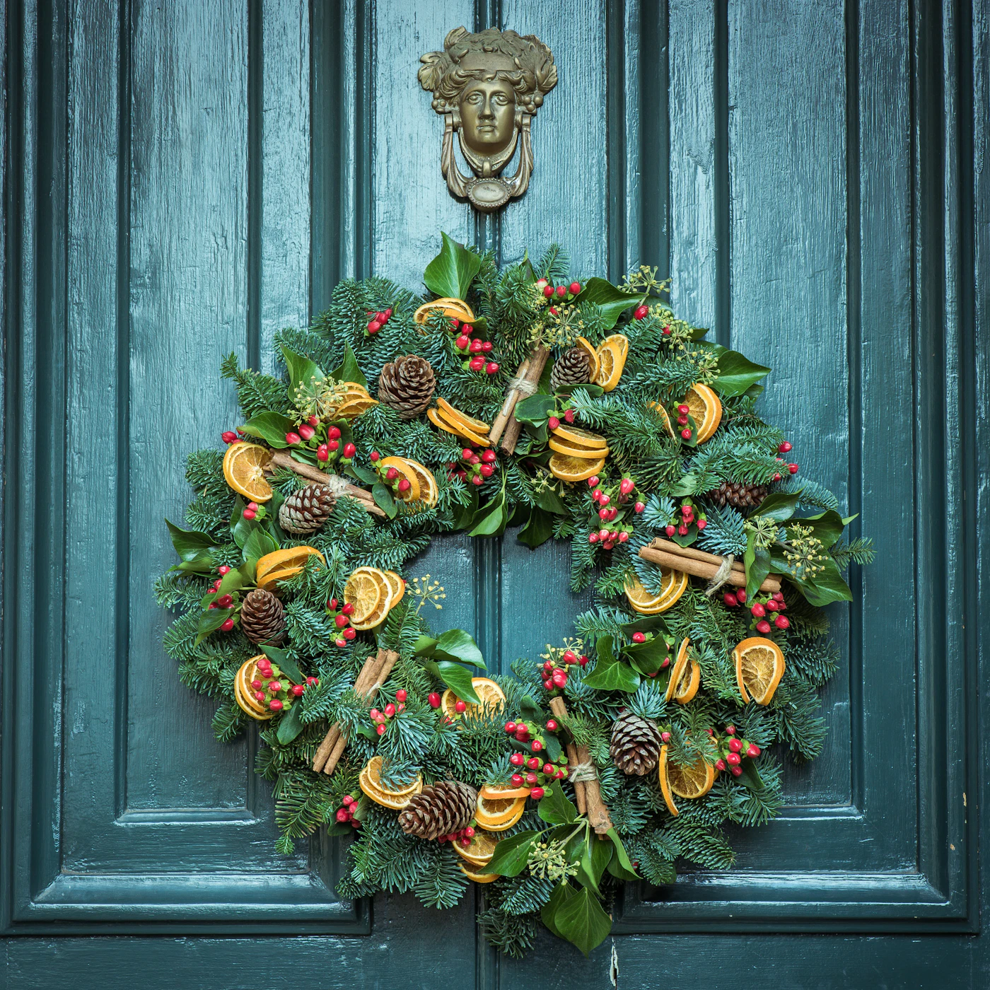 Guirlanda de Natal numa porta verde